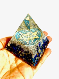 piramide orgon con tetragrammaton