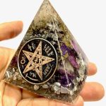 piramide de orgon con tetragrammaton
