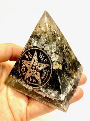 piramide de orgon con tetragrammaton