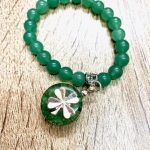 pulsera con orgon de trebol