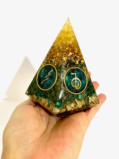 piramide orgonita reiki